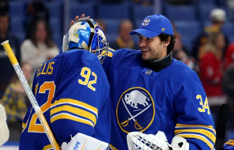 22 octobre 2025 ; Buffalo, État de New York, États-Unis ; le gardien des Sabres de Buffalo, Colten Ellis (92), célèbre sa première victoire en LNH contre les Red Wings de Detroit avec le gardien Alex Lyon (34) au KeyBank Center.