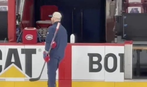 Scène en direct du Centre Bell, avant lentraînement du Canadien de Montréal, impliquant Adam Nicholas et le journaliste de TVA Sports, Renaud Lavoie.