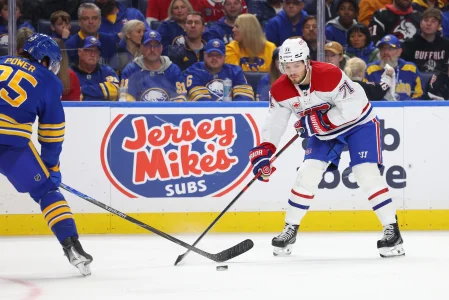 14 mai 2026 ; Buffalo, New York, États-Unis ; Le défenseur des Sabres de Buffalo, Owen Power (25), tente de contrer une passe du centre des Canadiens de Montréal, Jake Evans (71), au cours de la troisième période du cinquième match du deuxième tour des séries éliminatoires de la Coupe Stanley 2026, au KeyBank Center