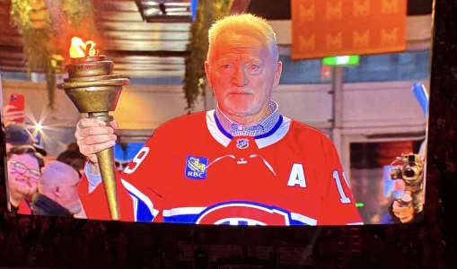 Larry Robinson, qui porte le flambeau avant le match du Canadien de Montréal au Centre Bell.