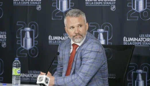 Lentraîneur-chef du Canadien de Montréal, Martin St-Louis, en point de presse devant les médias après le match au Centre Bell contre les Sabres de Buffalo.