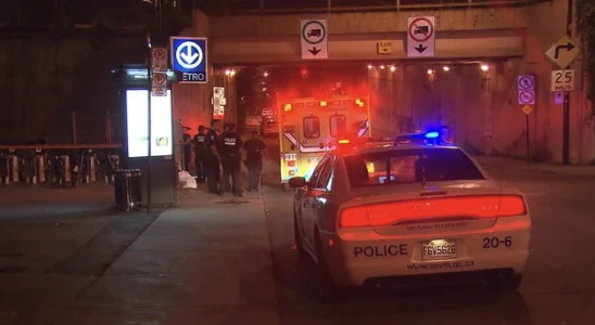 Voiture de police, près du Centre Bell, après la défaite du Canadien de Montréal face aux Sabres de Buffalo samedi soir.