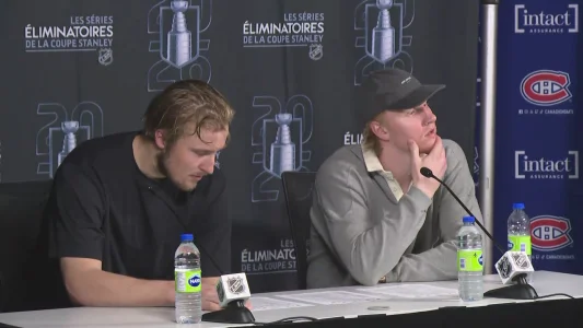 Le gardien des Sabres de Buffalo, Ukko-Pekka Luukkonen, et le défenseur Rasmus Dahlin, en point de presse après leur victoire au Centre Bell contre le Canadien de Montréal.