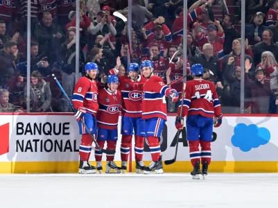 24 mars 2026; Montréal, Québec, Canada; Lattaquant des Canadiens de Montréal, Juraj Slafkovsky (20), célèbre avec ses coéquipiers après avoir marqué un but contre les Hurricanes de la Caroline en deuxième période au Centre Bell.