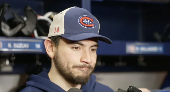 Le capitaine et attaquant du Canadien de Montréal, Nick Suzuki, en point de presse devant les médias après la défaite des siens contre les Sabres de Buffalo au Centre Bell.