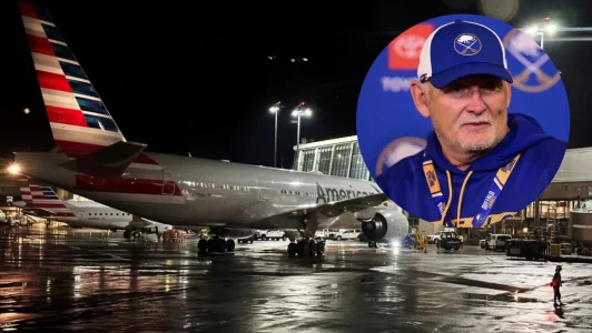 Avion des Sabres de Buffalo, la nuit en direct de laéroport, et lentraîneur-chef Lindy Ruff.