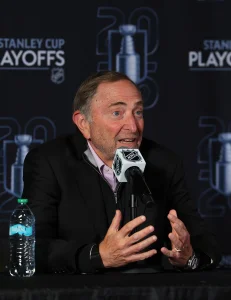 Gary Bettman et la LNH rendent leur d&eacute;cision concernant le coup &agrave; la t&ecirc;te sur Joe Veleno