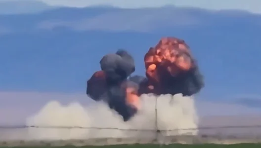 Deux avions militaires entrent violemment en collision