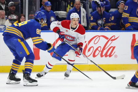31 janvier 2026 ; Buffalo, New York, États-Unis ; Ivan Demidov (93), ailier droit des Canadiens de Montréal, tente une passe tandis quAlex Tuch (89), ailier droit des Sabres de Buffalo, défend, durant la troisième période au KeyBank Center.