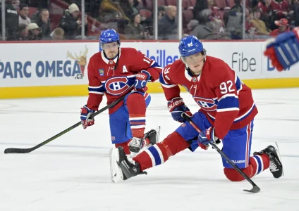 3 mars 2025; Montréal, Québec, Canada; Lattaquant des Canadiens de Montréal, Brendan Gallagher (11), et son coéquipier, lattaquant Patrik Laine (92), sétirent pendant léchauffement avant le match contre les Sabres de Buffalo au Centre Bell.