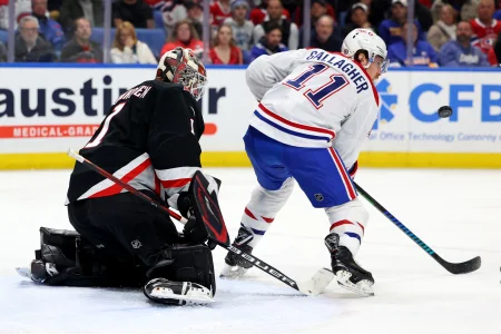 1er mars 2025 ; Buffalo, New York, États-Unis ; lailier droit des Canadiens de Montréal, Brendan Gallagher (11), tente de dévier un tir sur le gardien des Sabres de Buffalo, Ukko-Pekka Luukkonen (1), durant la première période au KeyBank Center.