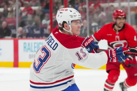 29 mars 2026 ; Raleigh, Caroline du Nord, États-Unis ; Cole Caufield (13), ailier droit des Canadiens de Montréal, marque un but contre les Hurricanes de la Caroline en deuxième période au Lenovo Center.