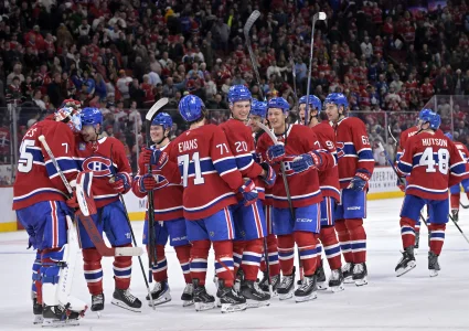 22 novembre 2025; Montréal, Québec, Canada; Les joueurs des Canadiens de Montréal célèbrent leur victoire contre les Maple Leafs de Toronto au Centre Bell.