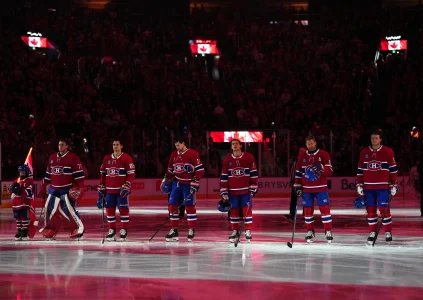 14 décembre 2025; Montréal, Québec, Canada; Les joueurs des Canadiens de Montréal se tiennent sur la glace pendant lhymne national avant le match contre les Oilers dEdmonton au Centre Bell.