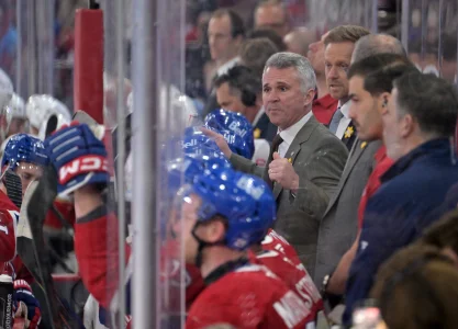 7 avril 2026; Montréal (Québec), Canada; Martin St-Louis, entraîneur-chef des Canadiens de Montréal, sadresse aux joueurs lors dun temps mort pendant la troisième période du match contre les Panthers de la Floride au Centre Bell.