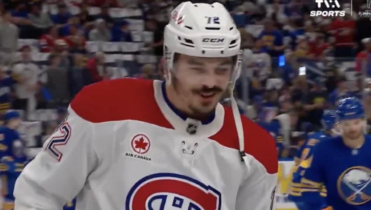 Le défenseur du Canadien de Montréal, Arber Xhekaj, avec un grand sourire pendant léchauffement face aux Sabres de Buffalo et en discussion avec le gardien Alex Lyon.