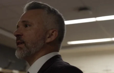 Lentraîneur-chef du Canadien de Montréal, Martin St-Louis, dans le vestiaire après la victoire contre les Sabres de Buffalo.