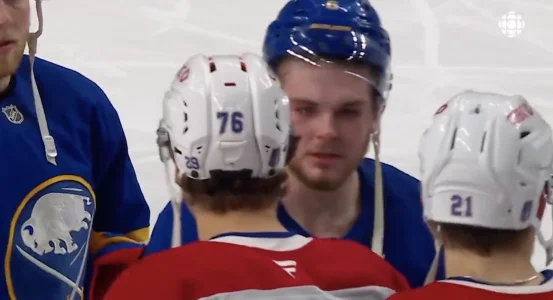 Scène lors de la poignée de main entre le Canadien de Montréal et les Sabres de Buffalo, impliquant notamment lattaquant Zach Benson.