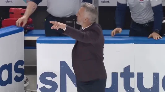 Martin St-Louis a pos&eacute; un geste empreint d'&eacute;motions apr&egrave;s la victoire du Canadien