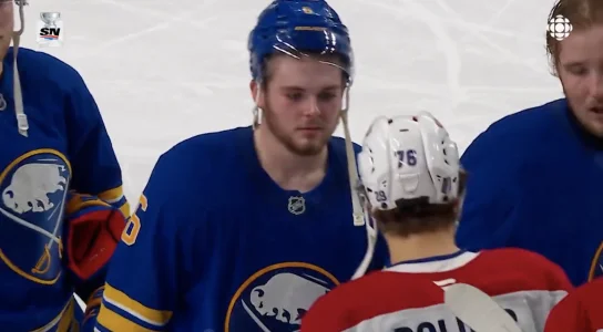 Zach Benson a caus&eacute; la surprise avec un geste qui en dit long durant la poign&eacute;e de main