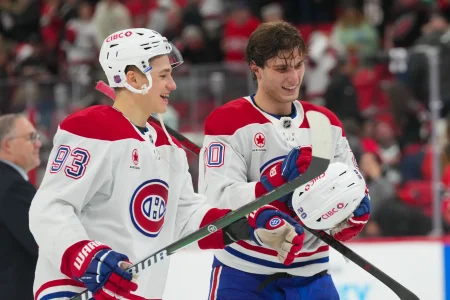 1er janvier 2026 ; Raleigh, Caroline du Nord, États-Unis ; Juraj Slafkovsky (20), ailier gauche, et Ivan Demidov (93), ailier droit, des Canadiens de Montréal, célèbrent leur victoire contre les Hurricanes de la Caroline au Lenovo Center.