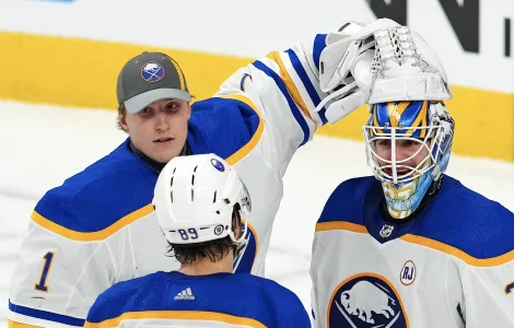 15 décembre 2023 ; Las Vegas, Nevada, États-Unis ; le gardien des Sabres de Buffalo, Devon Levi (27), célèbre la victoire avec son coéquipier Ukko-Pekka Luukkonen (1) et lailier droit des Sabres, Alex Tuch (89), après la victoire des Sabres 5-2 contre les Golden Knights de Vegas à la T-Mobile Arena.