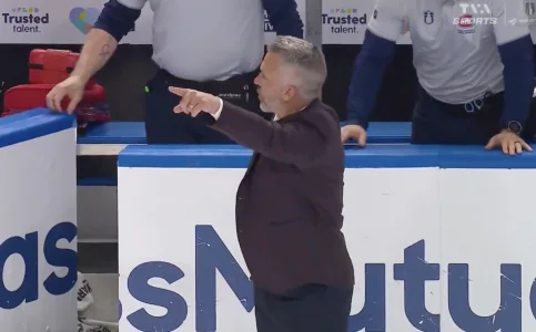 Geste posé par lentraîneur-chef du Canadien de Montréal, Martin St-Louis, vers le banc des Sabres de Buffalo après le but compté par Alex Newhook en prolongation (vers Lindy Ruff).