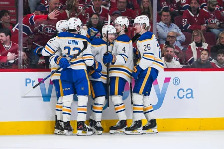 16 mai 2026; Montréal, Québec, Canada; Konsta Helenius (94), centre des Sabres de Buffalo, célèbre avec ses coéquipiers son but contre les Canadiens de Montréal lors de la deuxième période du sixième match de la deuxième ronde des séries éliminatoires de la Coupe Stanley 2026 au Centre Bell.