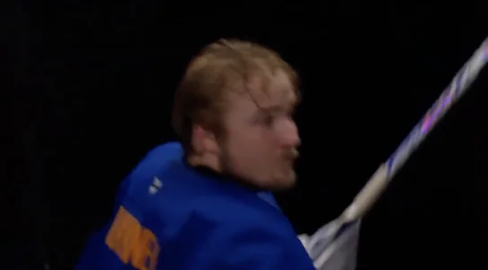 Le gardien des Sabres de Buffalo, Ukko-Pekka Luukkonen, qui lance son masque après le but dAlex Newhook, du Canadien de Montréal, en prolongation et en séries éliminatoires de la LNH.