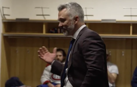 Lentraîneur-chef du Canadien de Montréal, Martin St-Louis, dans le vestiaire en marge du duel contre les Sabres de Buffalo.