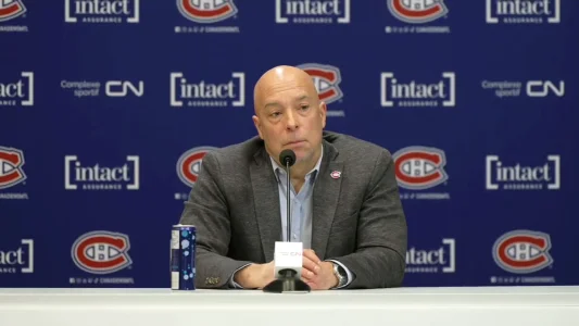 Le directeur général du Canadien de Montréal, Kent Hughes, en point de presse devant les médias.