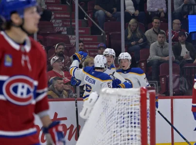 20 octobre 2025; Montréal, Québec, Canada; Lattaquant des Sabres de Buffalo, Jiri Kulich (20), célèbre avec ses coéquipiers après avoir marqué un but contre les Canadiens de Montréal en deuxième période au Centre Bell.