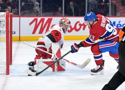 24 mars 2026; Montréal, Québec, Canada; Lattaquant des Canadiens de Montréal, Ivan Demidov (93), marque un but contre le gardien des Hurricanes de la Caroline, Frederik Andersen (31), en troisième période au Centre Bell.