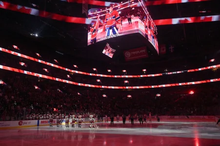 24 mars 2026 ; Montréal, Québec, Canada ; joueurs des Hurricanes de la Caroline et des Canadiens de Montréal pendant lhymne national au Centre Bell.