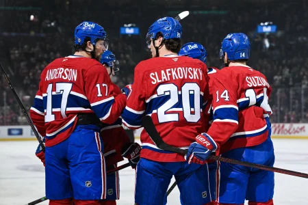 25 février 2025; Montréal, Québec, Canada; Juraj Slafkovsky (20), ailier gauche des Canadiens de Montréal, célèbre un but marqué avec ses coéquipiers contre les Hurricanes de la Caroline en première période au Centre Bell.