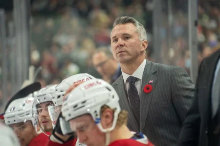 1er novembre 2022 ; Saint Paul, Minnesota, États-Unis ; Martin St. Louis, entraîneur-chef des Canadiens de Montréal, observe le jeu durant la première période contre le Wild du Minnesota au Xcel Energy Center.
