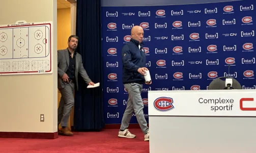 Le directeur général du Canadien de Montréal, Kent Hughes, qui arrive pour un point de presse devant les médias.