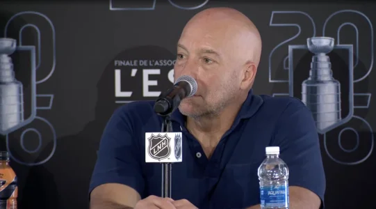 Le directeur général du Canadien de Montréal, Kent Hughes, en point de presse devant les médias.