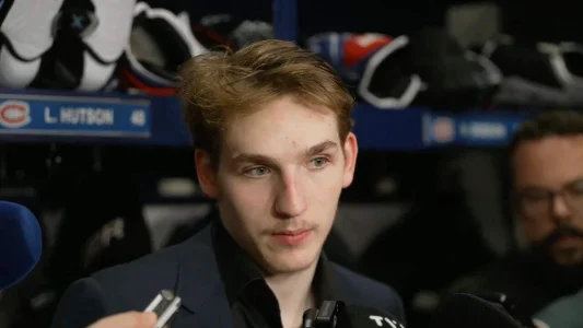 Le défenseur du Canadien de Montréal, Lane Hutson, en point de presse devant les médias au Centre Bell.