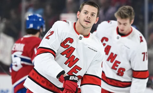 Les Hurricanes prennent une d&eacute;cision controvers&eacute;e concernant Jesperi Kotkaniemi avant d'affronter le Canadien