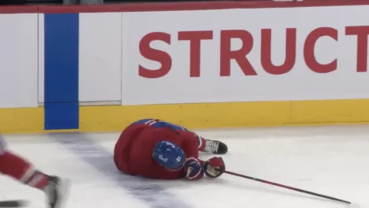 Kaiden Guhle, qui est tombé au sol à lentraînement du Canadien de Montréal suite à un contact avec Brendan Gallagher, en direct du Centre Bell.