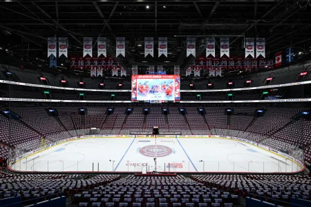 Une talentueuse artiste bouche les nids de poule aux couleurs du Canadien