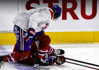 Frayeur &agrave; l'entra&icirc;nement: une collision s&egrave;me l'inqui&eacute;tude et &ccedil;a implique Kaiden Guhle