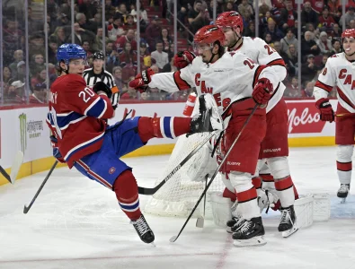 30 mars 2024; Montréal, Québec, Canada; Lattaquant des Hurricanes de la Caroline, Seth Jarvis (24), et son coéquipier, le défenseur Brett Pesce (22), bousculent lattaquant des Canadiens de Montréal, Juraj Slafkovsky (20), durant la deuxième période au Centre Bell.