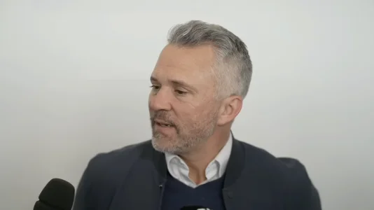 Lentraîneur-chef du Canadien de Montréal, Martin St-Louis, en point de presse devant les médias.