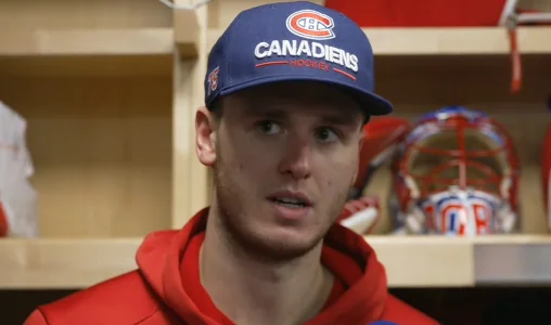 Le jeune gardien de but du Canadien de Montréal, Jakub Dobes, en point de presse devant les médias en Caroline.