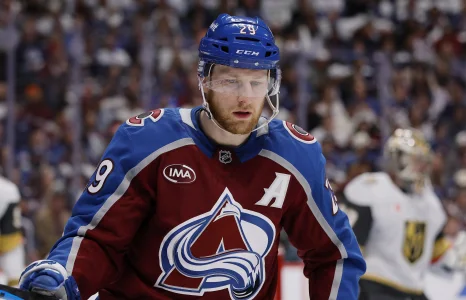 Nathan MacKinnon erupts in locker room after tough Game 2 loss to Golden Knights