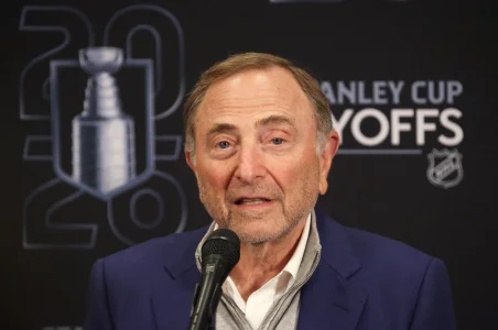 20 avril 2026 ; Pittsburgh, Pennsylvanie, États-Unis ; Gary Bettman, commissaire de la Ligue nationale de hockey, prend la parole lors dune conférence de presse avant le deuxième match du premier tour des séries éliminatoires de la Coupe Stanley 2026, opposant les Penguins de Pittsburgh aux Flyers de Philadelphie, à la PPG Paints Arena.