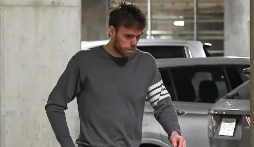 Lattaquant des Oilers dEdmonton, Connor McDavid, qui arrive à laréna.