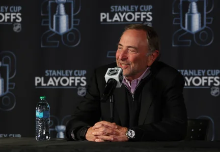 Gary Bettman jette de l'huile sur le feu avant Canadien vs Hurricanes Gary Bettman jette de l'huile sur le feu avant Canadien vs Hurricanes
